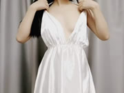 Chica guapa haciendo striptease